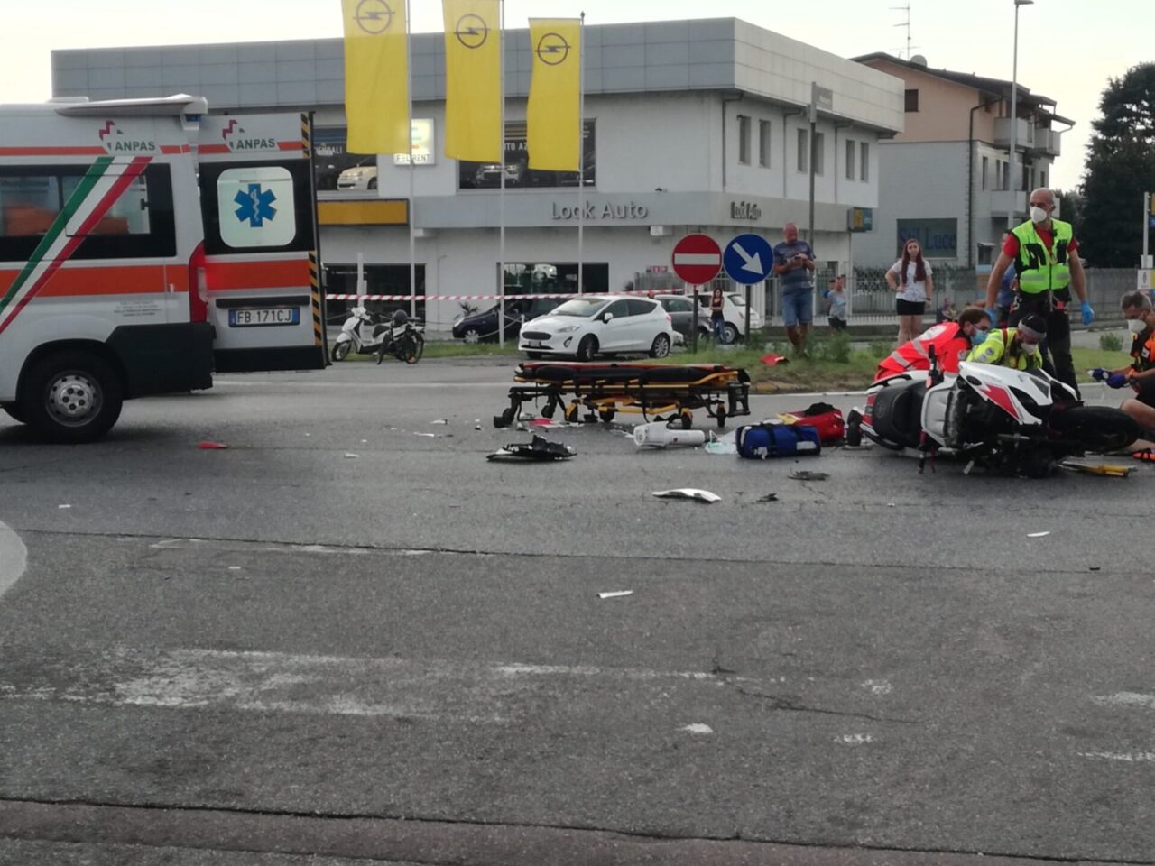 Due motociclisti coinvolti in un gravissimo incidente stradale sulla Statale 11