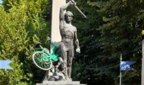 Bici sul Monumento dei Caduti, multati altri giovani vandali