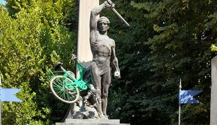 Bici sul Monumento dei Caduti, multati altri giovani vandali