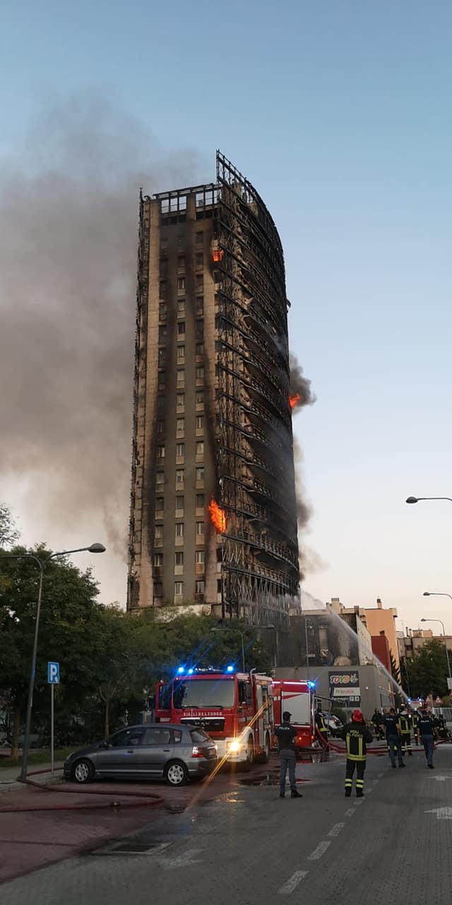 milano incendio palazzo