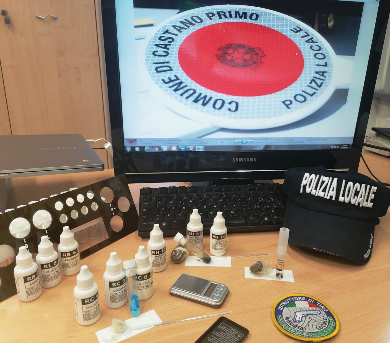 Controllano un’auto e al suo interno trovano nascosti 10 grammi di droga