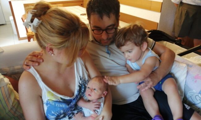 Tommy nasce sul divano di casa tra le braccia del nonno
