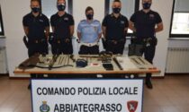 Abbandona l'auto in avaria, al suo interno armi e droga