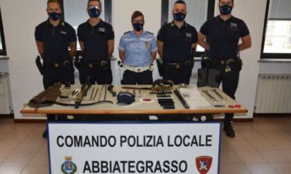 Abbandona l'auto in avaria, al suo interno armi e droga