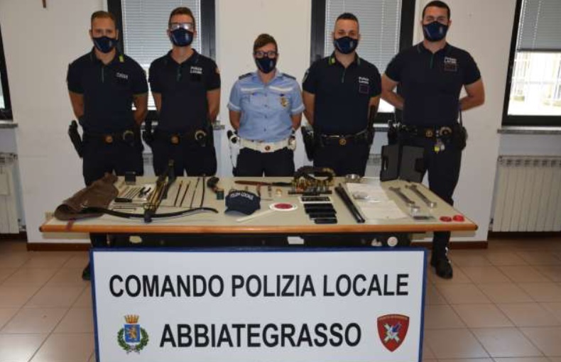 Abbandona l’auto in avaria, al suo interno armi e droga