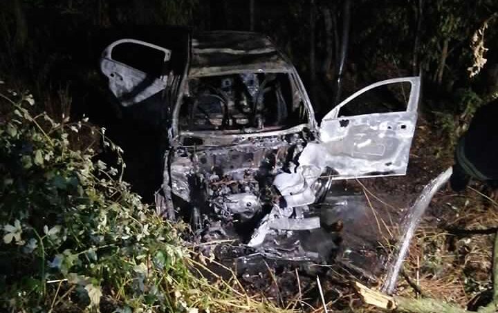 Auto fuori strada: cittadino eroe salva i giovani dall’incendio