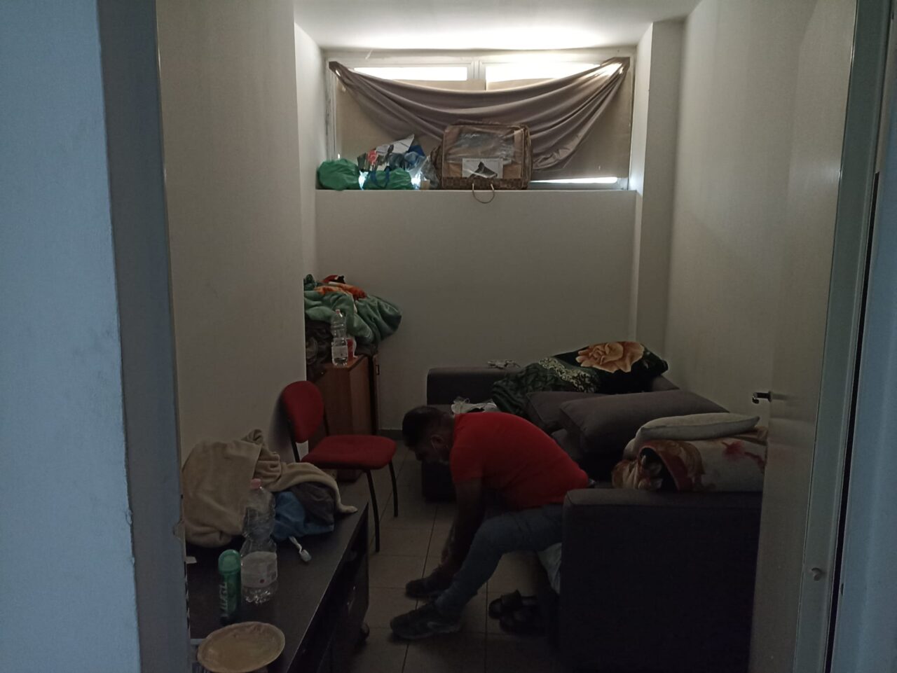 Dormitorio abusivo in una ditta: scatta il blitz di Polizia Locale e Carabinieri