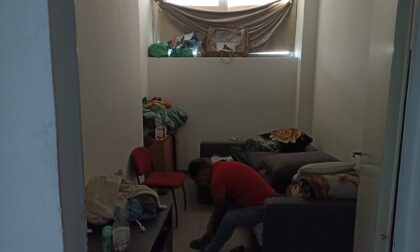 Dormitorio abusivo in una ditta: scatta il blitz di Polizia Locale e Carabinieri
