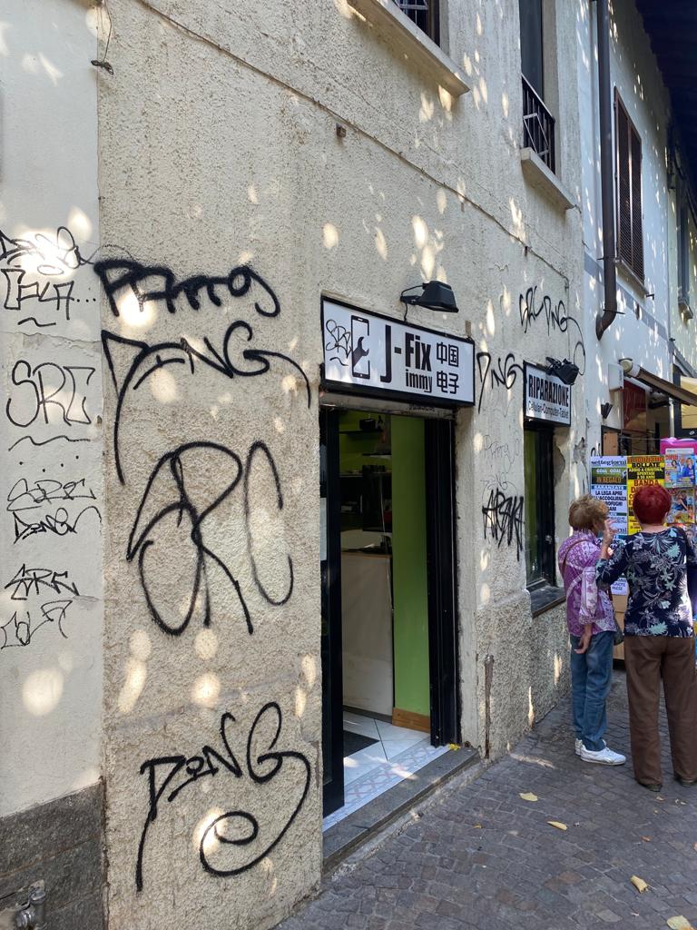 Volontari all’opera per rimuovere le scritte dai muri