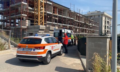 Operaio precipita da un'impalcatura, il padre si lancia nel vuoto per salvarlo