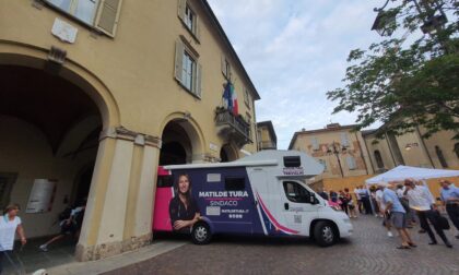 Campagna elettorale... col botto. Il camper della candidata dell'opposizione va a sbattere contro il Comune