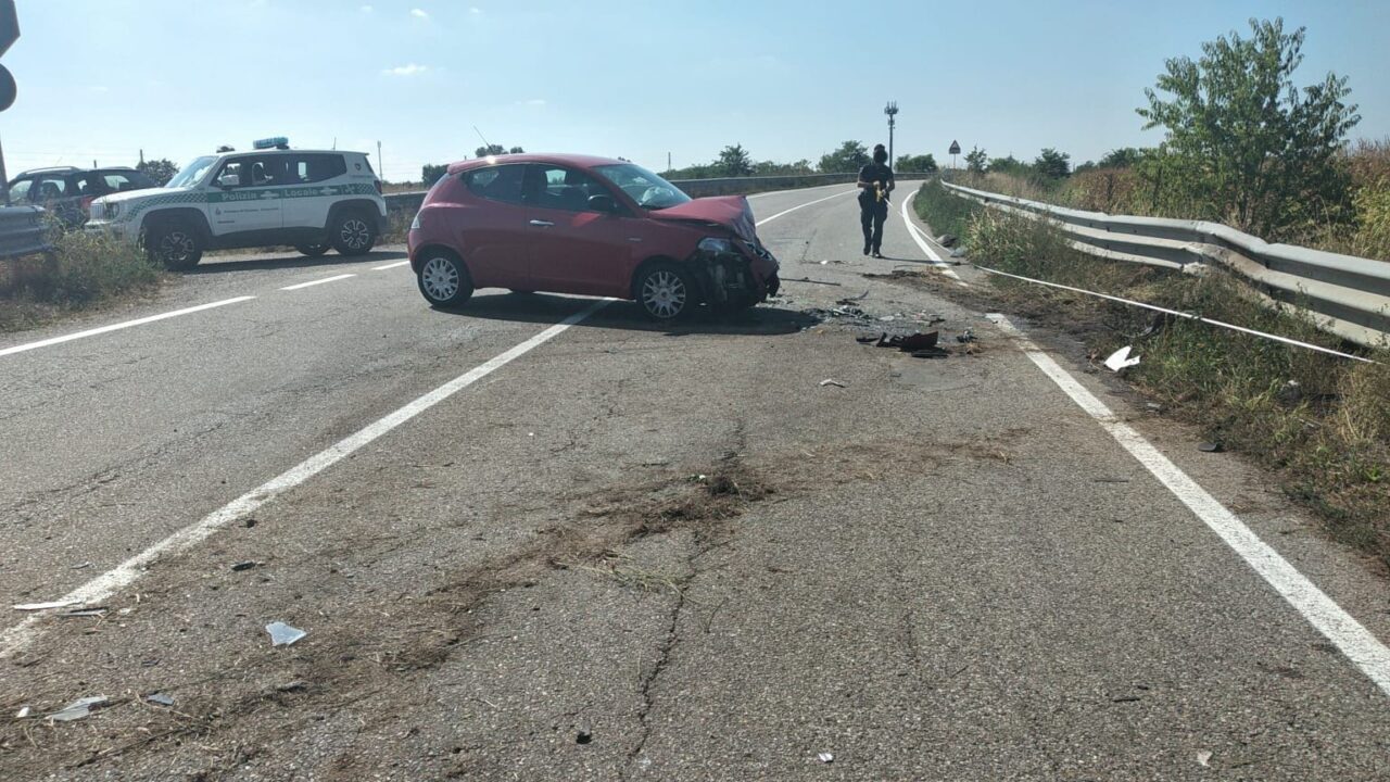 Incidente tra due auto su una strada provinciale