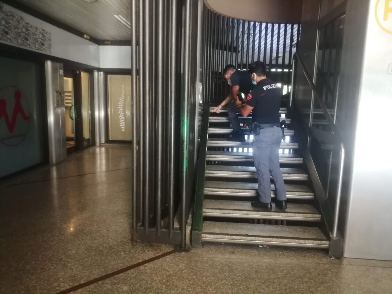 Bambina rimane incastrata in una ringhiera: i vigili del fuoco la liberano