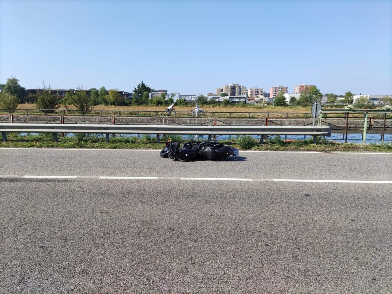 Incidente tra una moto ed un’auto: un uomo ferito