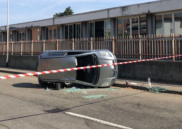 Scontro tra auto e camion davanti a scuola