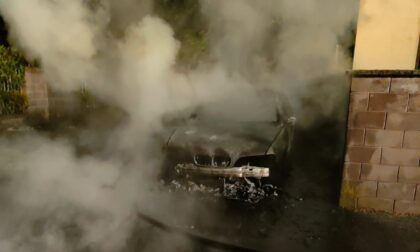 Auto avvolta dalle fiamme