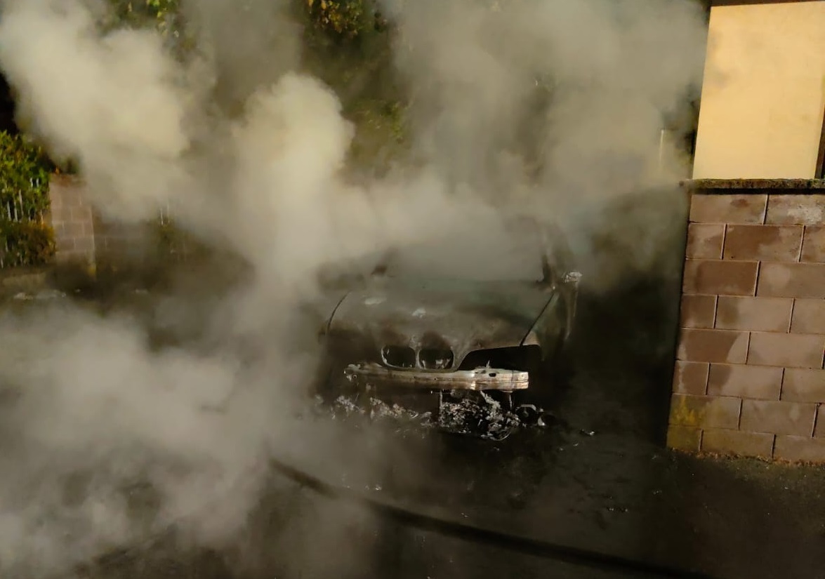 Auto avvolta dalle fiamme