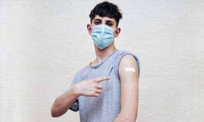 Vaccini Covid Lombardia: fascia 12-19 anni senza prenotazione per un'altra settimana