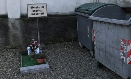 Cartello di divieto di scarico vicino alla tomba di un bimbo, è polemica