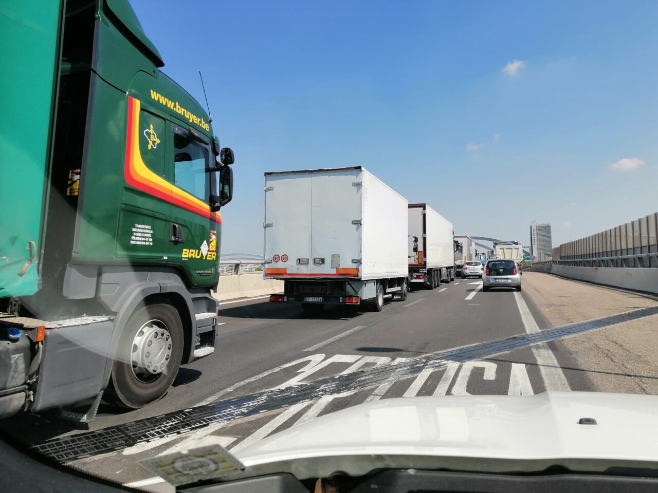 Camion in panne: autostrada bloccata nel traffico