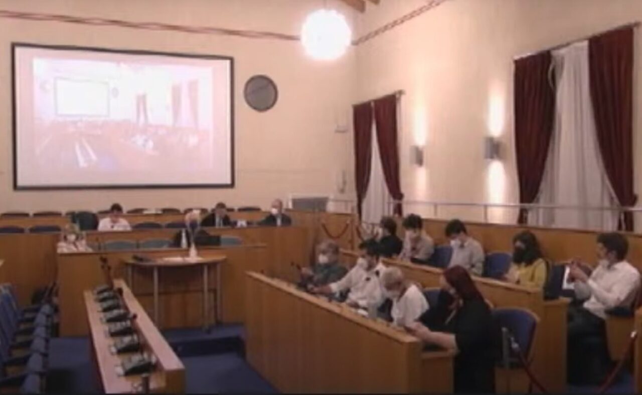 Disertano il Consiglio, la maggioranza non ci sta e replica: “Rispettato regolamento”