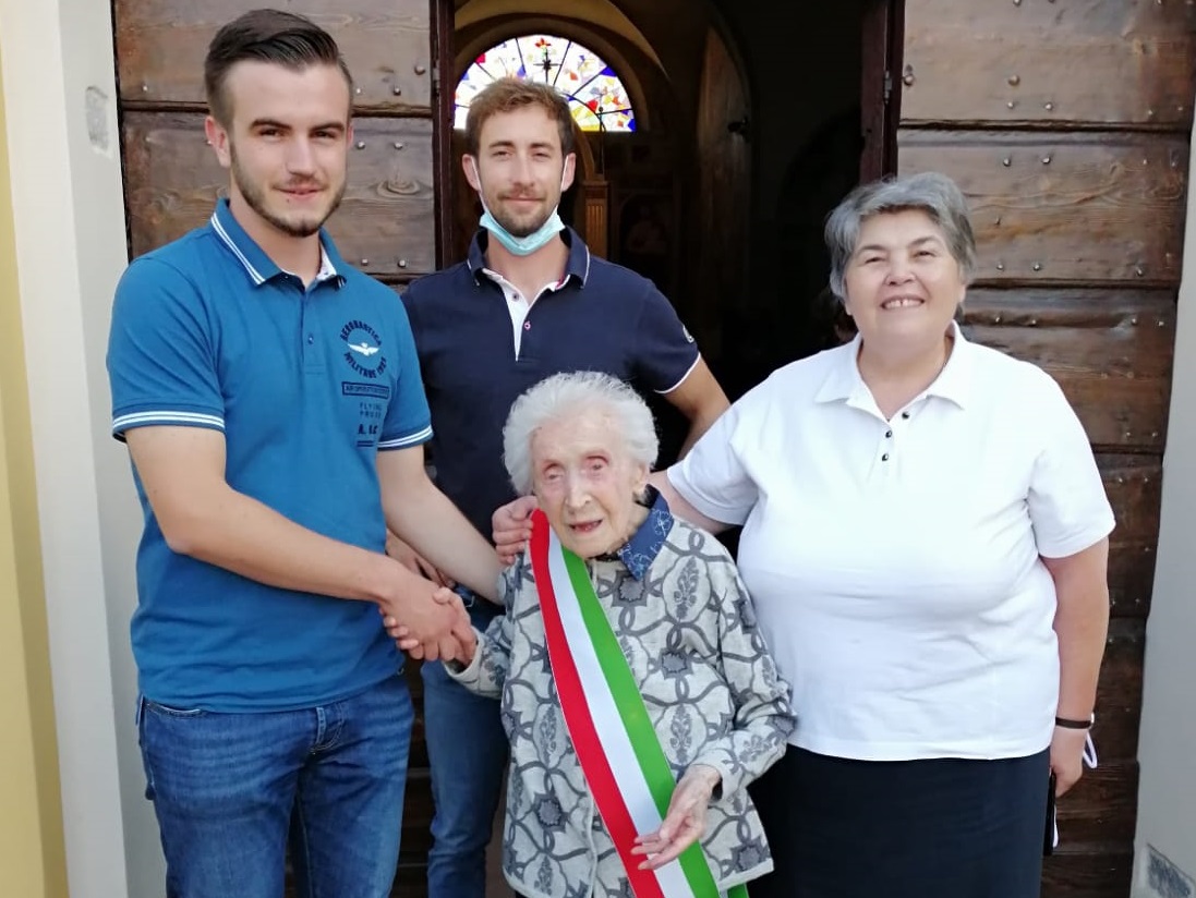 Cento candeline per nonna Maria che festeggia in fascia tricolore