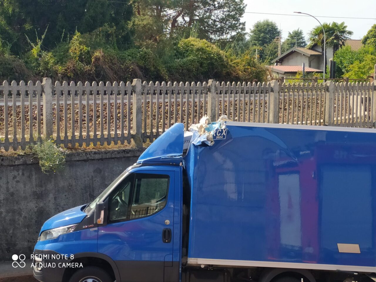 Furgone si incastra nel sottopasso