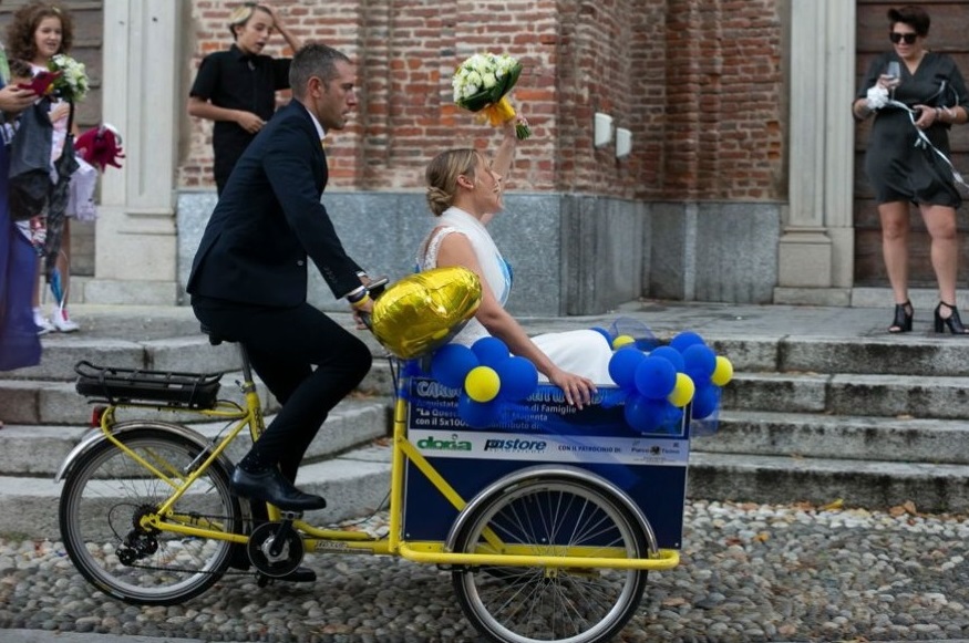 Ilaria e Marco: gli sposi arrivano sul sagrato… su una cargo bike