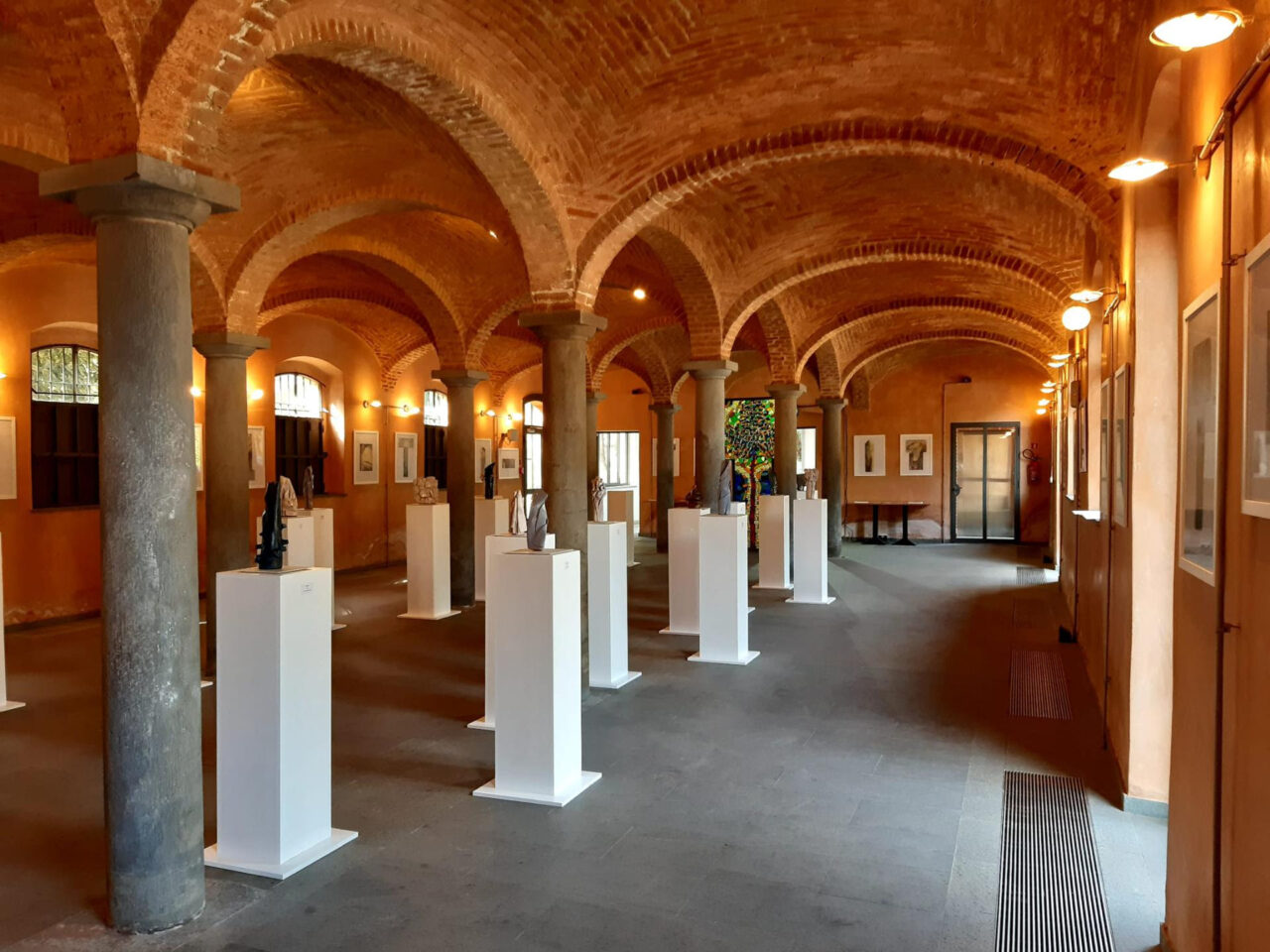 Mostra di Sergio Colleoni: Tracce – Percorsi. L’artista regala alla città L’Albero della Vita