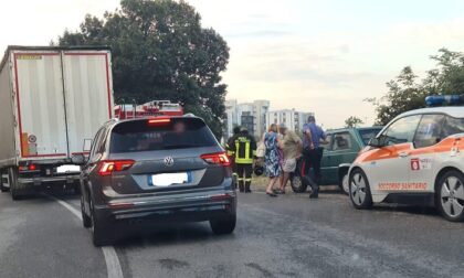 esce di strada con l auto paura per un uomo di 45 anni prima milano ovest