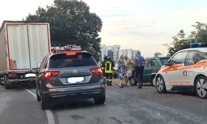 Esce di strada con l’auto, paura per un uomo di 45 anni