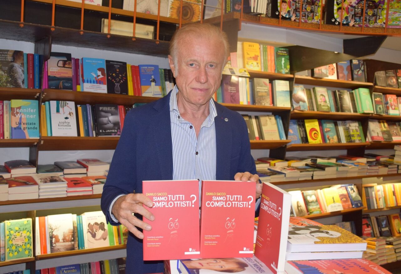 Danilo Sacco ad Arese per parlare di “complotti e di teorie del complotto”