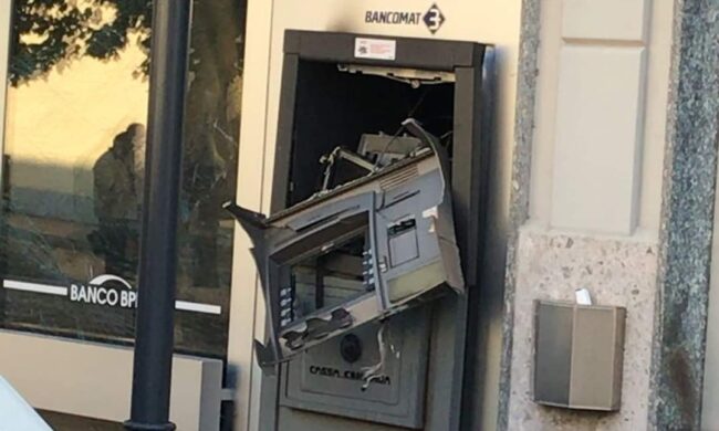 Fanno esplodere il bancomat ma… bruciano il contante
