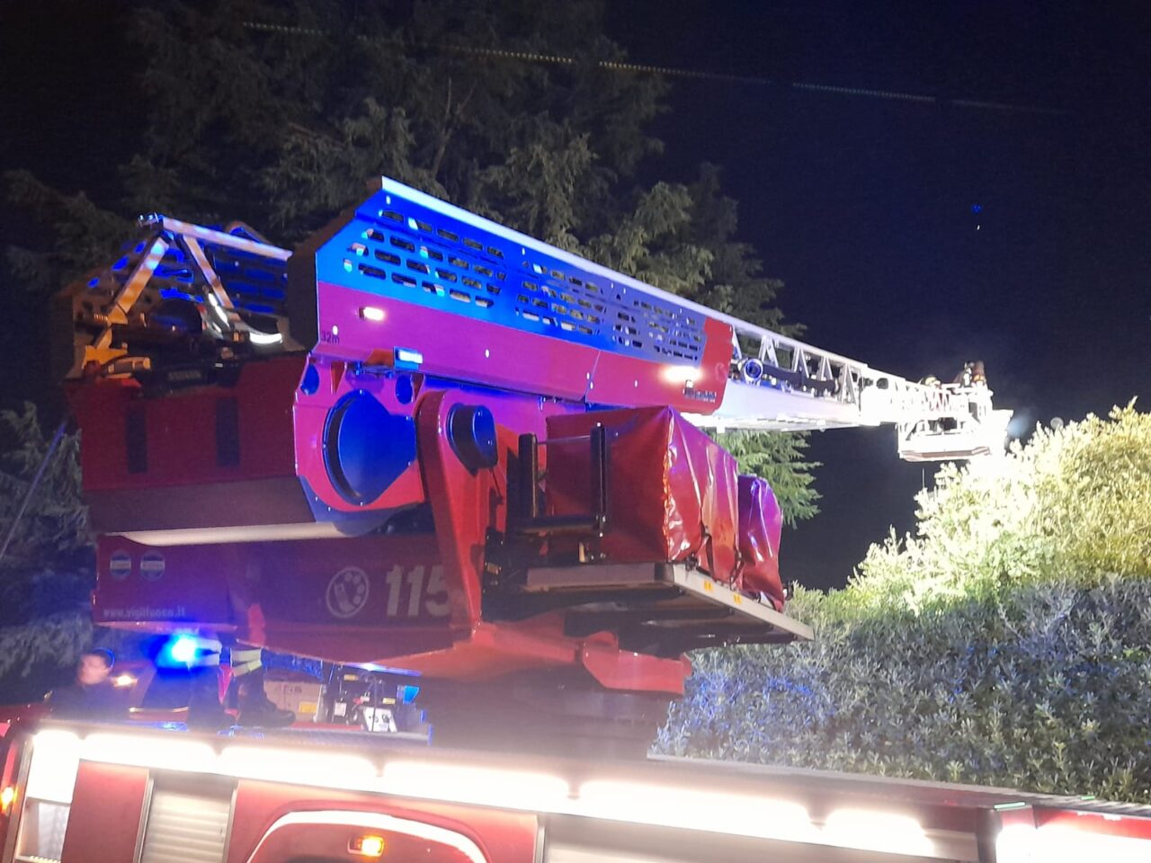 Incendio sul tetto di una villetta, arrivano pompieri e ambulanza