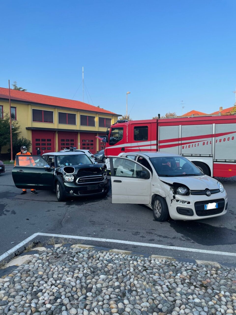Incidente tra due auto: tre persone coinvolte