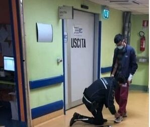 Allaccia le scarpe a un ragazzino con le mani fasciate e riceve un sacco di like sui social