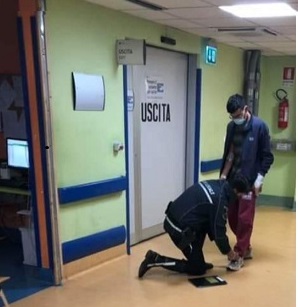 Allaccia le scarpe a un ragazzino con le mani fasciate e riceve un sacco di like sui social
