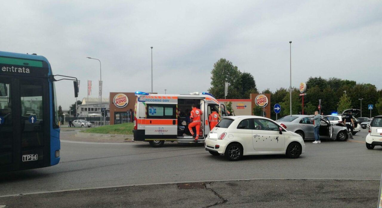Incidente tra auto in rotonda: coinvolte 3 persone