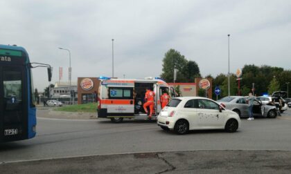 Incidente tra auto in rotonda: coinvolte 3 persone