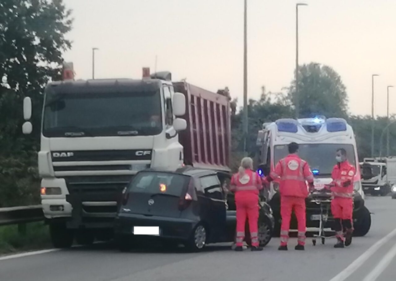 Grave scontro tra un’auto e un camion