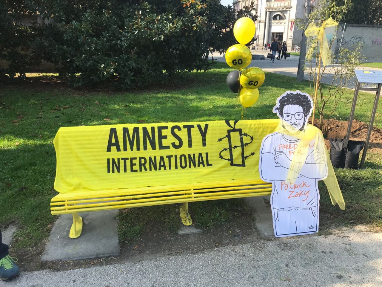 Amnesty international: un albero e una panchina gialla per celebrare i 60 anni