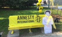 Amnesty international: un albero e una panchina gialla per celebrare i 60 anni