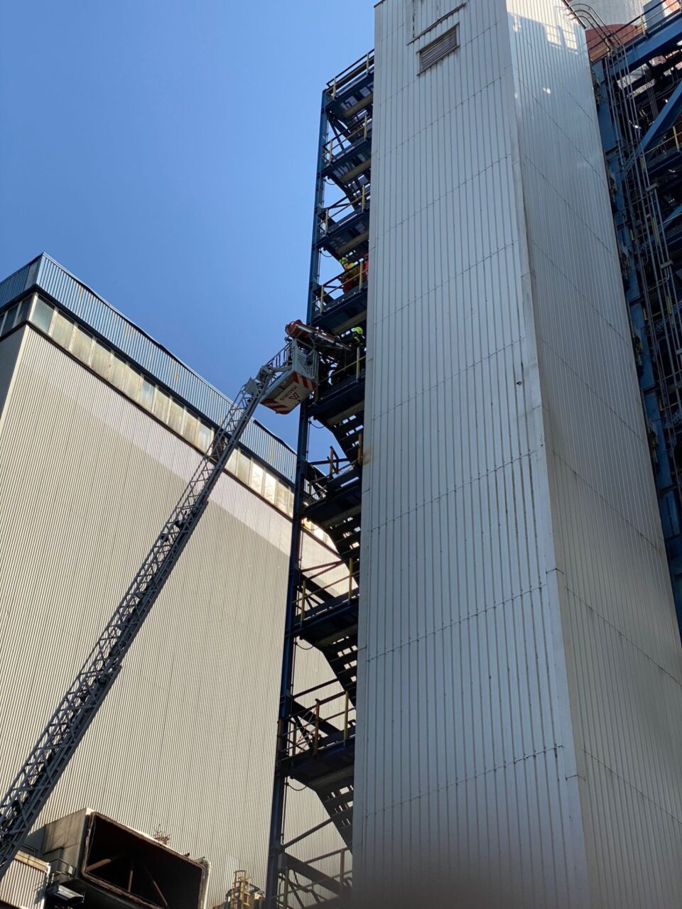 Infortunio sul lavoro: due operai precipitati dalla centrale elettrica