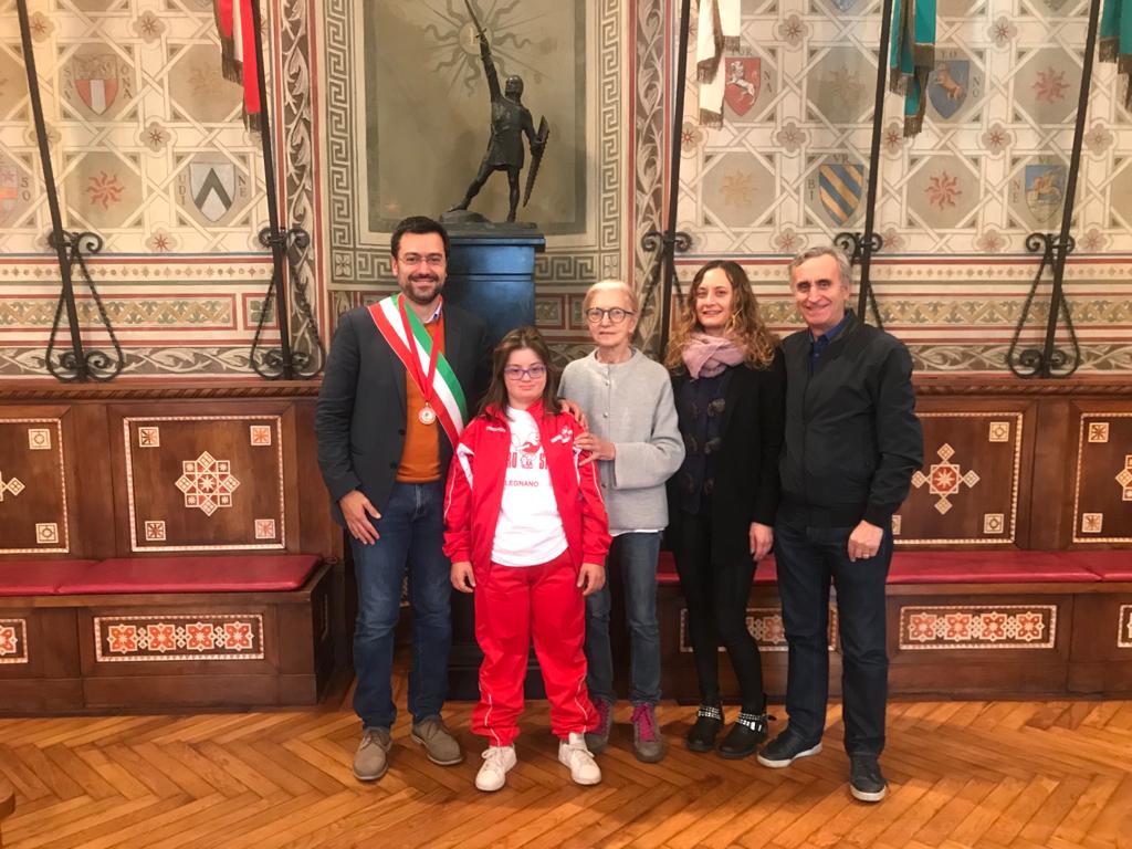 Dona la sua medaglia d’oro alla città