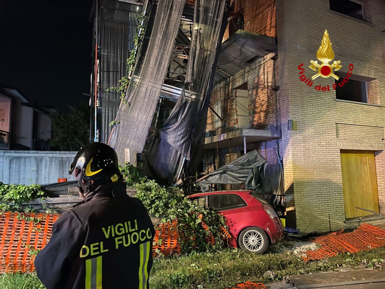 Un’auto finisce sotto un ponteggio