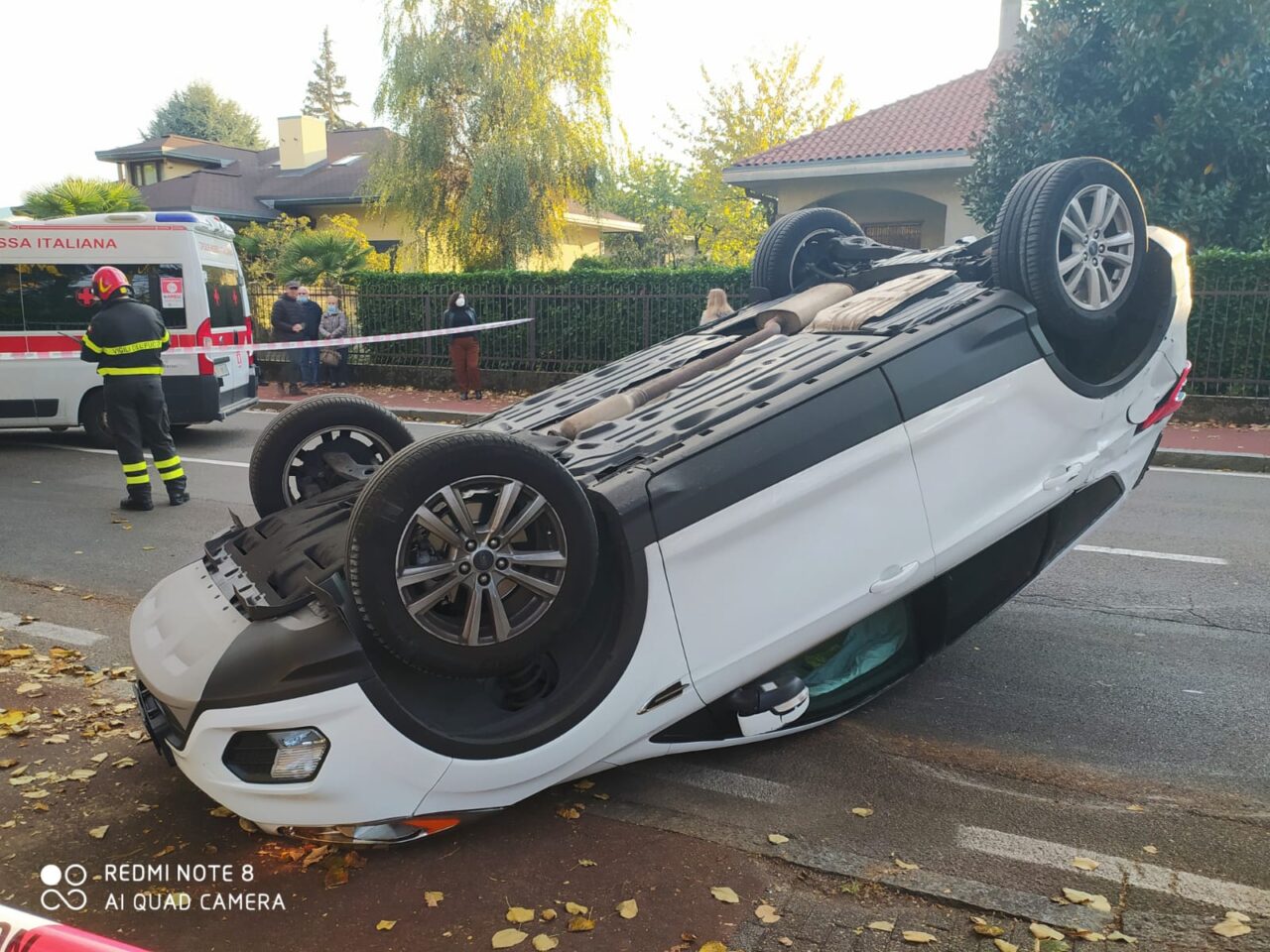 Incidente con ribaltamento tra due auto
