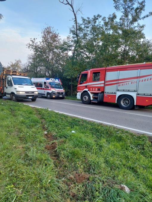 Auto fuori strada a Magnago: soccorsi in codice rosso