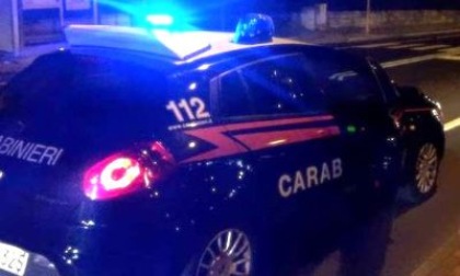 Scappano all'alt dei carabinieri: inseguimento fino in città