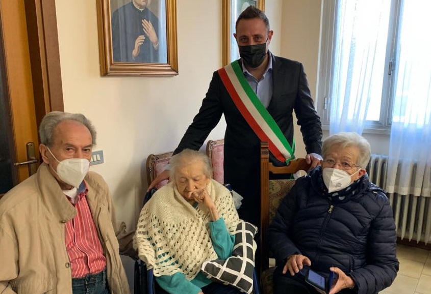 Cento candeline per nonna Maria: gli auguri del sindaco