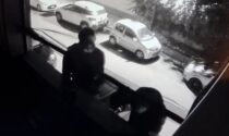 Le telecamere riprendono due ladri che cercano di entrare in casa